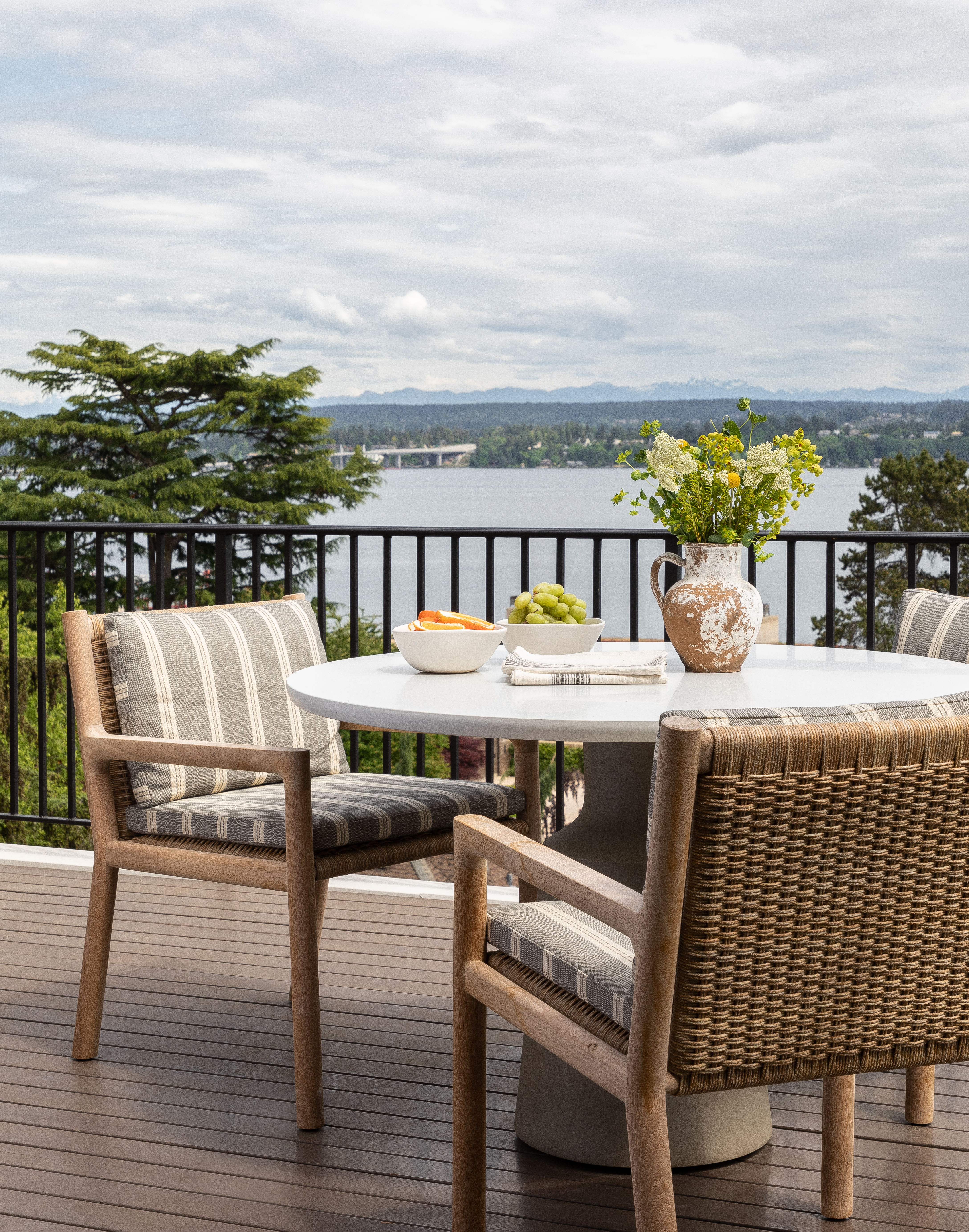 The waterfront side of the house boasts a dining table ideal for enjoying coffee with a stunning view.